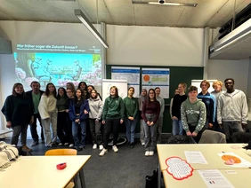 Einen Blick in die Zukunft haben Schülerinnen und Schüler der Ludwig Fronhofer Realschule zusammen mit Futurelab-Leiterin Bettina Markl (l.) und Dr. Gerhard Schönhofer (2.v.l.) vom Bayerischen Foresight Institut im Rahmen des Projekts „Mensch in Bewe