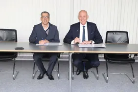 Noch engere Zusammenarbeit: THI-Präsident Professor Walter Schober (r.) unterzeichnet den Lactec-Vertrag (Foto: THI).