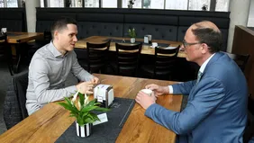 Kevin Mayer (l.) und Hans-Joachim Hof auf dem Campus der Technischen Hochschule Ingolstadt: Mayer war Hofs erster Bachelorand in Ingolstadt – heute ist er ebenfalls Professor (Foto: THI).
