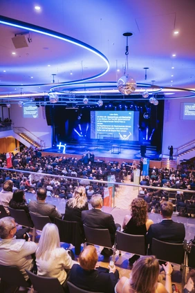Besucherrekord: 1.400 Gäste nahmen an der Feier im Congress Centrum teil (Foto: Simon Kahner). Bild aus dem Piblikum der Akademischen Feier mit Blick auf die Bühne