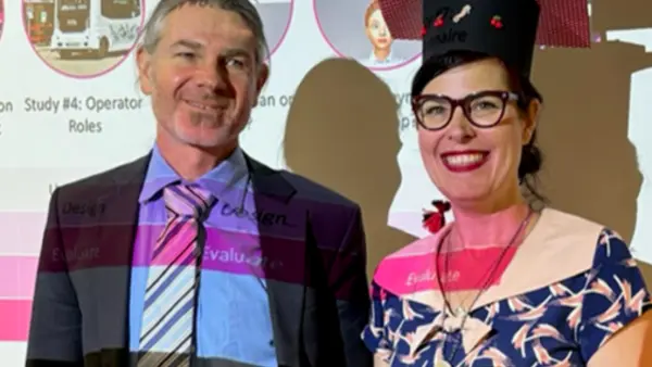 Promotion geschafft: Dr. Martina Schuß und ihr Doktorvater Professor Andreas Riener (Foto: THI). Portrait von einer Frau und einem Mann bei einer Präsentation