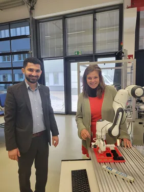 Professor Ali Kanso (l.) und Futurelab-Leiterin Bettina Markl freuen sich auf die Schülerinnen und Schüler (Foto: THI). Bild von Frau Markl (Leitung FutureLab) und Herrn Kanso zusammen mit Roboter