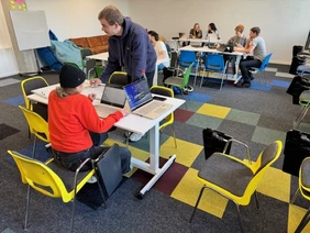 Didaktische Allrounder: Die einzelnen Arbeitsbereiche können für unterschiedliche Praxisaufgaben verwendet werden (Foto: THI). Studierende in einem Raum bei der Erarbeitung eines Raumkonzepts