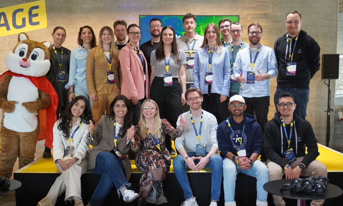 THI Startup Center mit Studierenden auf dem Rocketeer Festival Gruppe von Personen stehen für ein Teamfoto auf einer Bühne zusammen
