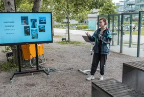 20 Folien in weniger als sieben Minuten: Mit Pecha Kucha sollen Inhalte pointiert und prägnant vermittelt werden (Foto: Maximilian Schütze). Studentin hält Präsentation zum Thema Technisches Design an der Pecha Kucha night am Campus in Ingolstadt