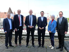 Ausblick auf die Baustelle des Museums für Konkrete Kunst: Dr. Christian Lösel, Professor Hans-Joachim Hof, THI-Präsident Professor Walter Schober, OB Dr. Michael Kern, Bürgermeisterin Dr. Dorothea Deneke-Stoll und IFG-Vorstand Professor Georg Rosenfe
