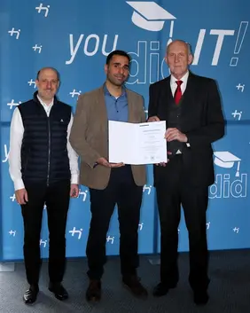 Mühenad Bilal (centre) with the supervisor of his doctoral project, Professor Daniel Großmann (left), and THI President Professor Walter Schober (photo: THI).