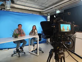 Knowledge Snacks for Your Lunch Break: Lunch & Learn provides exciting insights into different areas (Photo: THI). Zwei Personen bei der Aufnahme einer Videos für das Projekt "Mensch in Bewegung"