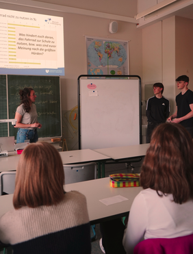 THI employees in action (Photo: THI). Bild eines Vortrags der KU Eichstätt am Descartes Gymnasium in einem Klassenzimmer