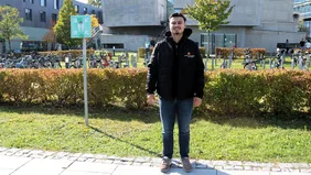 Von Quito nach Ingolstadt: Auf dem Campus der THI schlägt Andrade Brücken – zwischen Technik und Management, zwischen Theorie und Praxis (Foto: THI).