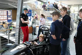 Lots to discover for young researchers: At the ‘Jugend forscht’ regional competition at THI, participants were able to try out a driving simulator, among other things (Photo: THI).