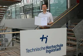 Gestaltet die Zukunft der Mobilität: Professor Thomas Helmer (Foto: THI). Bild von Herrn Prof. Dr. Helmer mir Urkunde zur Berufung in den Fachbeirat Kraftfahrzeugtechnik