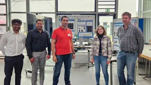 Mühenad Bilal (Mitte) mit Kolleginnen und Kollegen: An der THI entstand im Rahmen seiner Dissertation eine KI-Lösung, die industrielle Werkzeugprüfung neu denkt (Foto: Mühenad Bilal privat).