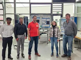 Mühenad Bilal (centre) with colleagues: At THI, his doctoral research led to an AI-based approach that rethinks industrial tool inspection (photo: private collection of Mühenad Bilal).