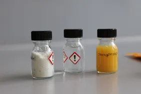 Experimente mit Alltagsmaterialien (Foto: THI). Drei Schraubgläser mit unterschiedlichen Inhalten, zwei davon mit Gefahrenstoffkennzeichung