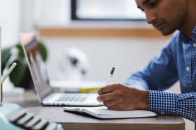 Die eigene Zukunft gestalten: Die Bachelor-Talks an der THI unterstützen bei der Studienentscheidung (Symbolbild: Pixabay). Symbolbild Bachelor-Talks mit Student im Vordergrund, schreibend, Laptop im Hintergrund