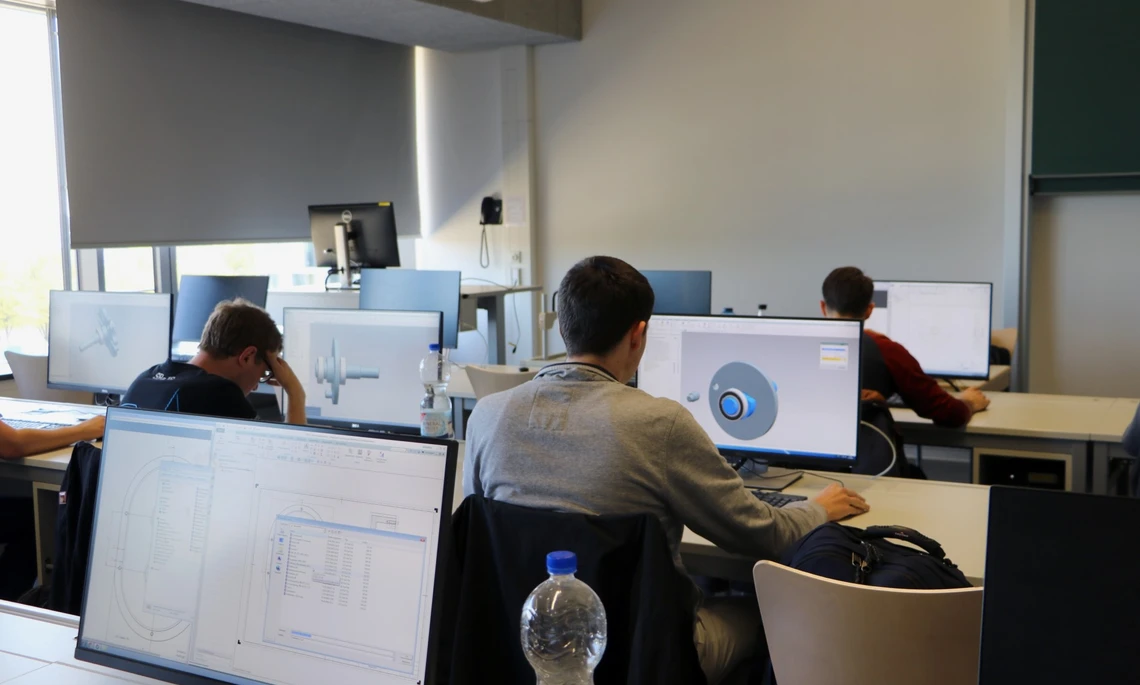 Labor_G307_CAD_Bildschirme_THI Studierenden im CAD Labor vor dem Rechner