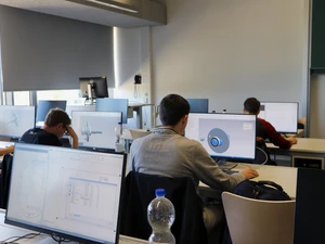 Studierenden im CAD Labor vor dem Rechner