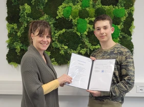 A job well done: Bettina Markl, Education Partner Networks Officer, hands Philipp Horber his certificate of participation (Photo: THI).