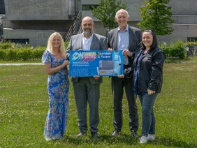 Veranstaltungsmanagerin Petra Quenzler, BRK-Kreisgeschäftsführer Firat Avutan, THI-Präsident Professor Walter Schober und BRK-Mitarbeiterin Nathalie Ziegler bei der Übergabe des Schecks (Foto: THI). Gruppembild der Spendenübergabe der THI an das Bayerische Rote Kreuz für die Flutopfer in Bayern