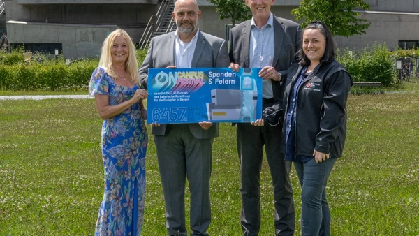 Gruppembild der Spendenübergabe der THI an das Bayerische Rote Kreuz für die Flutopfer in Bayern