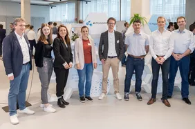 AI for SMEs: Professor Alexander Baur (4th from right) provides information about the state government's program (Photo: THI). Gruppenbild der Refferierenden/Mitarbeitenden des KI Workshops der Firma Baur