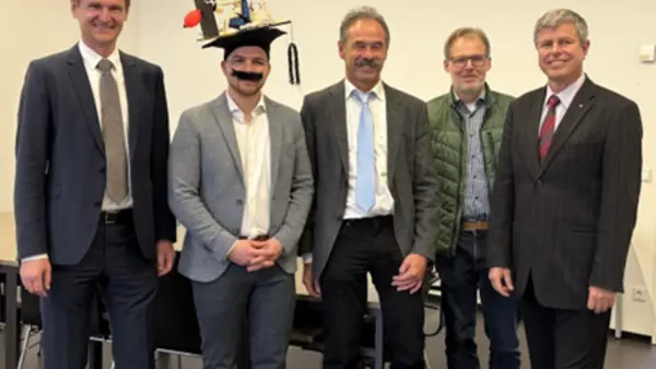Foto-Franz-Plaschkies-privat Die Doctoral School gratuliert Franz Plaschkies (2. v. li. im Bild), seinem Betreuer Prof. Dr.-Ing. Axel Schumacher von der Bergischen Universität Wuppertal (3. v. li. im Bild) und seinem Betreuer Prof. Ondřej Vaculín von der TH Ingolstadt (li. im Bild) und bedankt sich bei dem zweiten Gutachter Prof. Dr.-Ing. Matthias Kröger von der Technischen Universität Bergakademie Freiberg (re. im Bild) und dem Vorsitzenden der Prüfungskommission Prof. Dr.-Ing. Uwe Janoske von der Bergischen Universität Wuppertal (2. v. re. im Bild).