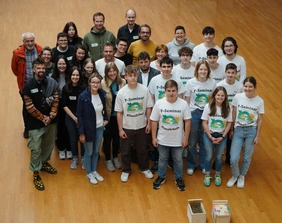 Science in dialogue: THI employees at Descartes-Gymnasium (Photo: THI). Gruppenbild des Dexcartes Gymnasium
