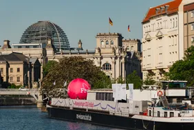 On a long journey: The Ingolstadt exhibit traveled almost 3,000 kilometers through Germany and Austria (© Photo: Ilja C. Hendel/Wissenschaft im Dialog). Bild mit Blick auf das schwimmende Science Center der MS-Wissenschaft auf der Spree, im Hintergrund das Reichstagsgebäude
