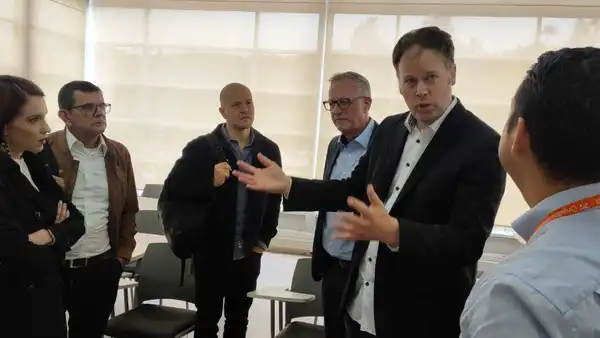 Diskussionsrunde bestehend aus sechs Personen im Rahmen der DAAD Förderung