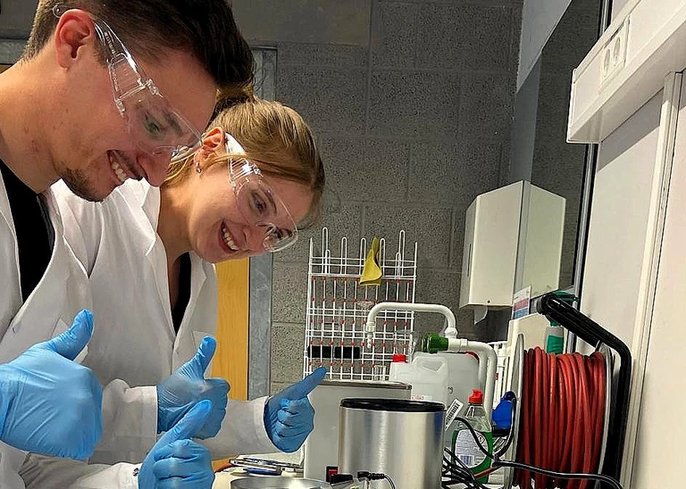 Daumen hoch? Kommt auf die Gene an. Im molekularbiologischen Praktikum erforschen Studierende der THI, warum manche Menschen den Bitterstoff PTC intensiv schmecken – und andere kaum (Foto: THI).