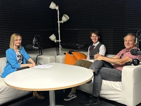 Maria Reichelt (Mitte) und Professor Bernhard Rothbucher (rechts) geben in einem Podcast mit Moderatorin Joyce Probst persönliche Einblicke, Hintergrundinformationen und Inspirationen aus dem Projekt "Kaiser Karl III" (Foto: THI).