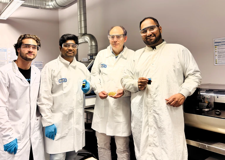 Gemeinsam treiben Gabriele Rigato, Gokulnath Vellaisamy, Gordon Elger und Nihesh Mohan (v. l. n. r.) im THI-Projekt „SOFTIE“ die Entwicklung smarter Textilien voran (Foto: THI).