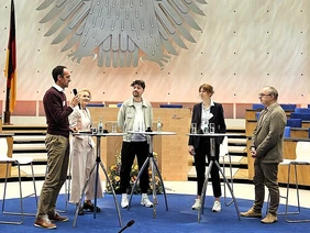 Foto: Tanja Engelbert/THI Fünf Personen am Stehtischen während einer Podiumsdiskussion