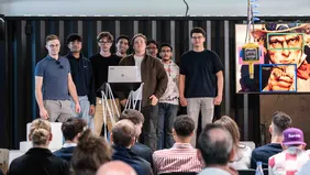 Eine Gruppe stellt ihr Projekt vor.