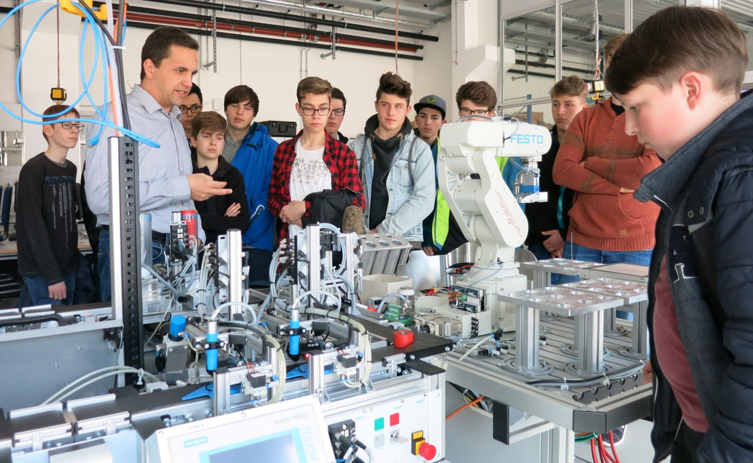 Schüler besuchen ein Labor