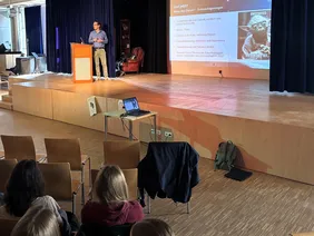 The world(s) of tomorrow in view: Dr Gerhard Schönhofer gave a lecture at Hallertau Gymnasium (Photo: THI).