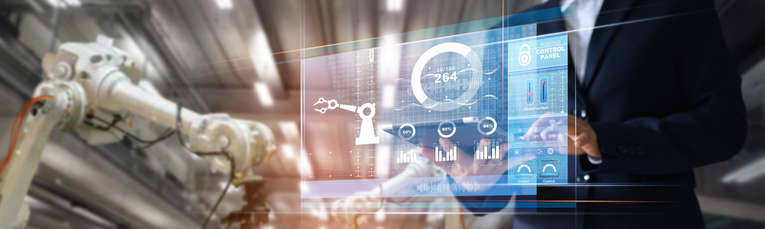 WI_Roboterarm_Produktion Roboterarm und digitale Steuerungsanzeige