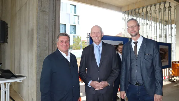 Ministr Brennreiter mit Prof. Dr. Schober und Herrn Sendtner beim Richtfest des Digitalbau der THI