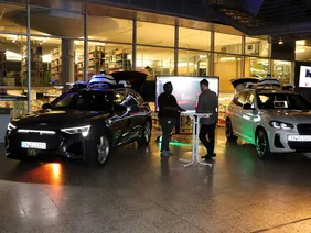Modernste Sensorik: Die Forschungsfahrzeuge Sissi und Franz (Foto: THI). Zwei Forschungsfahrzeuge in der Aula der THI mit Begeleitpersonen