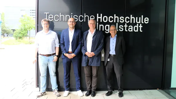 Geschafft! Maximilian Bauder (2.v.l.) mit Professor Hans-Georg Schweiger, Professor Christian Facchi und Professor Andreas Festag (Foto: THI).