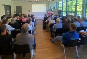 Die Räumlichkeiten der VHS Donauwörth boten einen guten Rahmen für das Get-together (Foyer) und die anschließenden Vorträge im Seminarraum (siehe Abbildung).