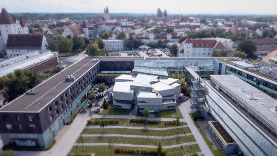 Fotograf: Markus Witte Drohnenaufnahme vom Campus der THI von schräg oben mit der Stadt Ingolstadt im Hintergrund