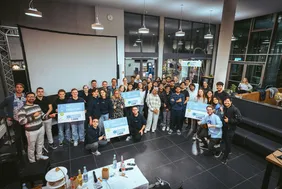 They convinced the jury: the winners of this year's hackathon (Photo: Simon Kahner). Gruppenbild der Studierenden und Gewinner der VGI-Challange mit den Schecks