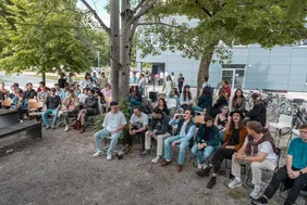 Die Designer veranstalteten ihre Pecha Kucha Night neben der Campuswiese (Foto: Maximilian Schütze). Gruppenbild der Teilnehmenden der Pecha Kucha Night am Cmapus in Ingolstadt