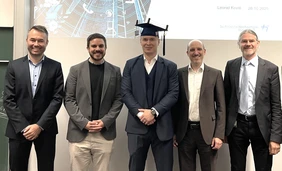 Foto-Disputation-Leonid-Koval-privat Auf dem Foto sind zu sehen: Von links: Prof. Dr.-Ing. Stefan Braunreuther (THA), Prof. Dr. Alexander Schiendorfer (THI), Dr. Leonid Koval, Prof. Dr. Daniel Großmann (THI) und Prof. Dr. Andreas Riener (THI).