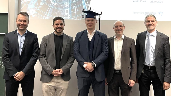 Foto-Disputation-Leonid-Koval-privat Auf dem Foto sind zu sehen: Von links: Prof. Dr.-Ing. Stefan Braunreuther (THA), Prof. Dr. Alexander Schiendorfer (THI), Dr. Leonid Koval, Prof. Dr. Daniel Großmann (THI) und Prof. Dr. Andreas Riener (THI).