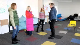 Der Raum als „dritter“ Pädagoge: Professorin Claudia Schäfle, Dr. Hanna Dölling und Verena Flurschütz diskutierten mit Professor Bernhard Rothbucher (v.l.n.r.) die Potenziale von SCALE-UP-Räumen (Foto: THI).