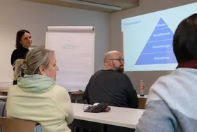 The participants of the conference discussed a sustainable future (Photo: THI). Bild aus einem Workshop, auf dem zwei Teilnehmende und die Leiterin des Workshops zu sehen sind