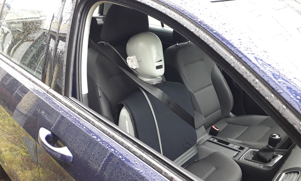 Messung_Fahrzeug_THI Head und Torso Simulator im Auto für akustischen Versuch